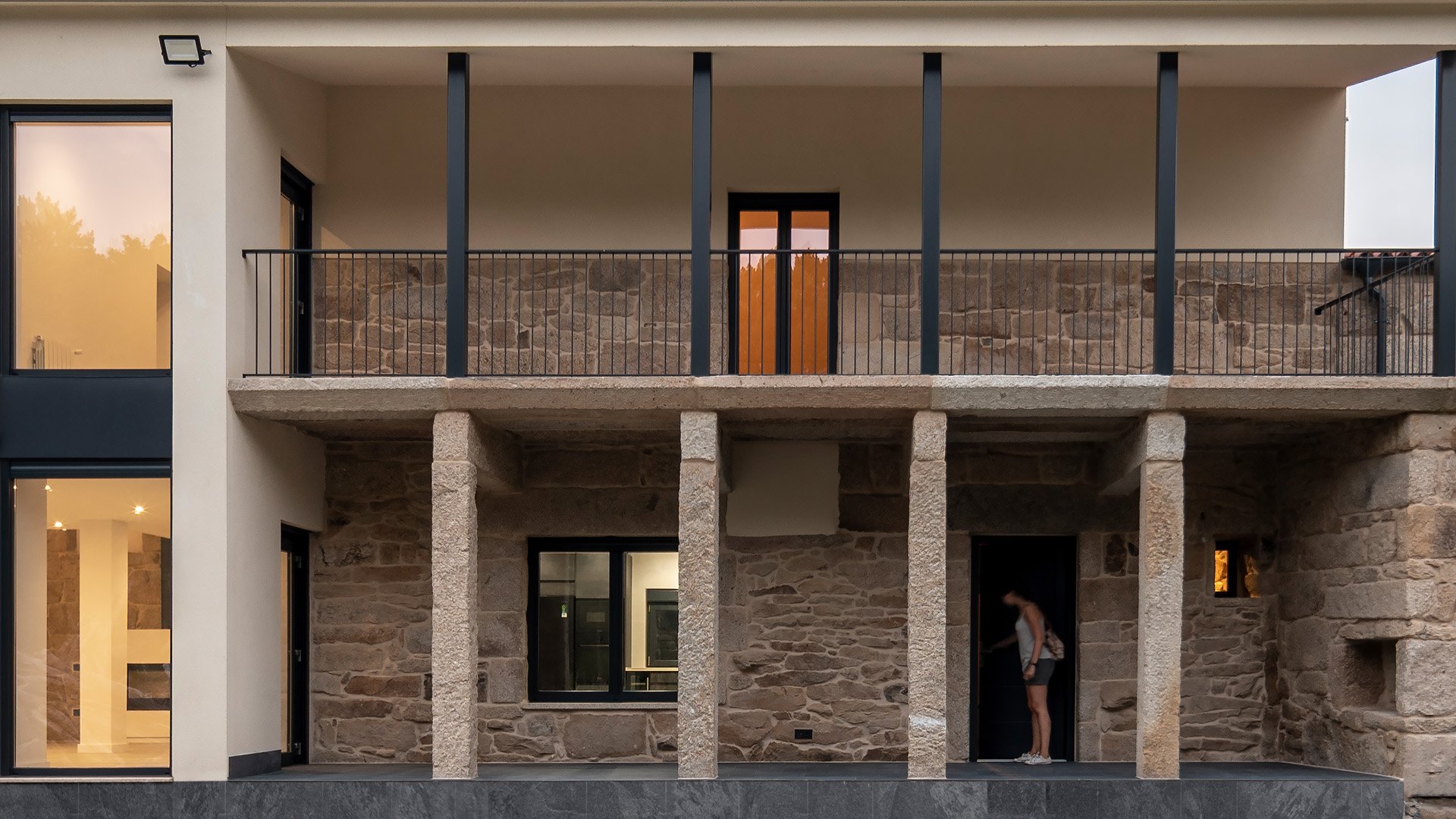 Casa MJ en Abeleda: Vista de fachada con balaustrada