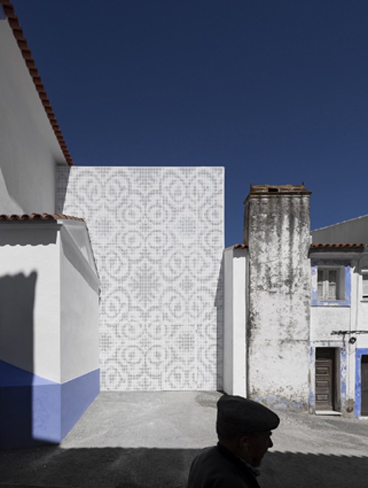 Vista exterior de pared de azulejo en Museo Arraiolos