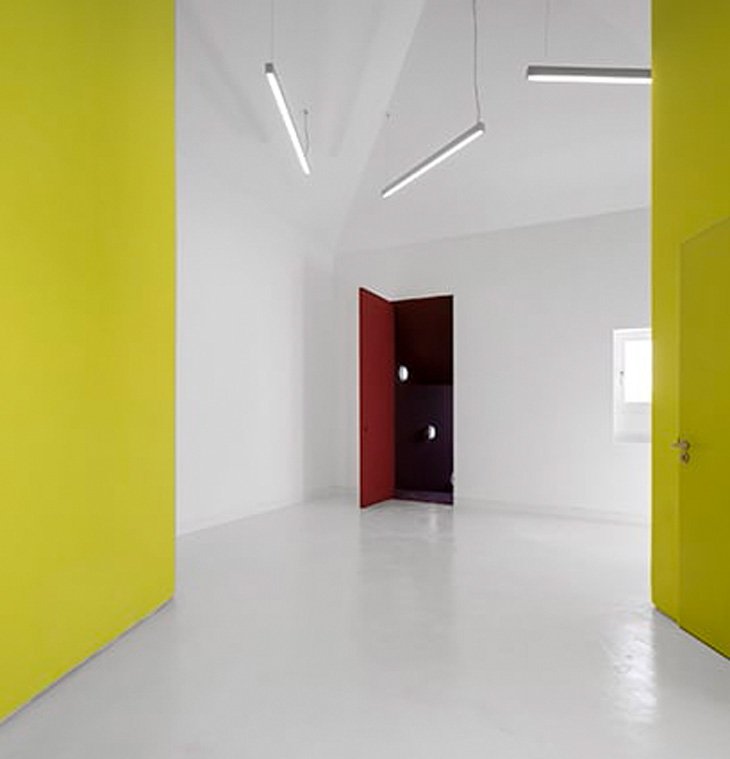 Vista interiores con puertas de color en Transforma Estudios