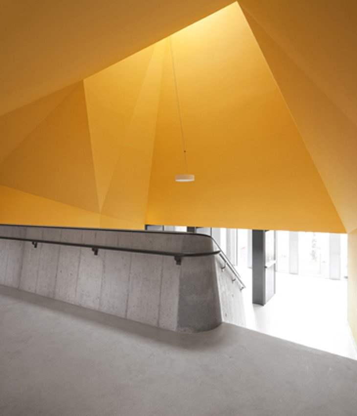 Vista de techo con formas geométricas 3D en amarillo en Escola Braamcamp